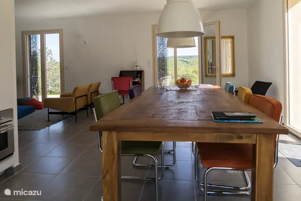 De eettafel vanuit de keuken.