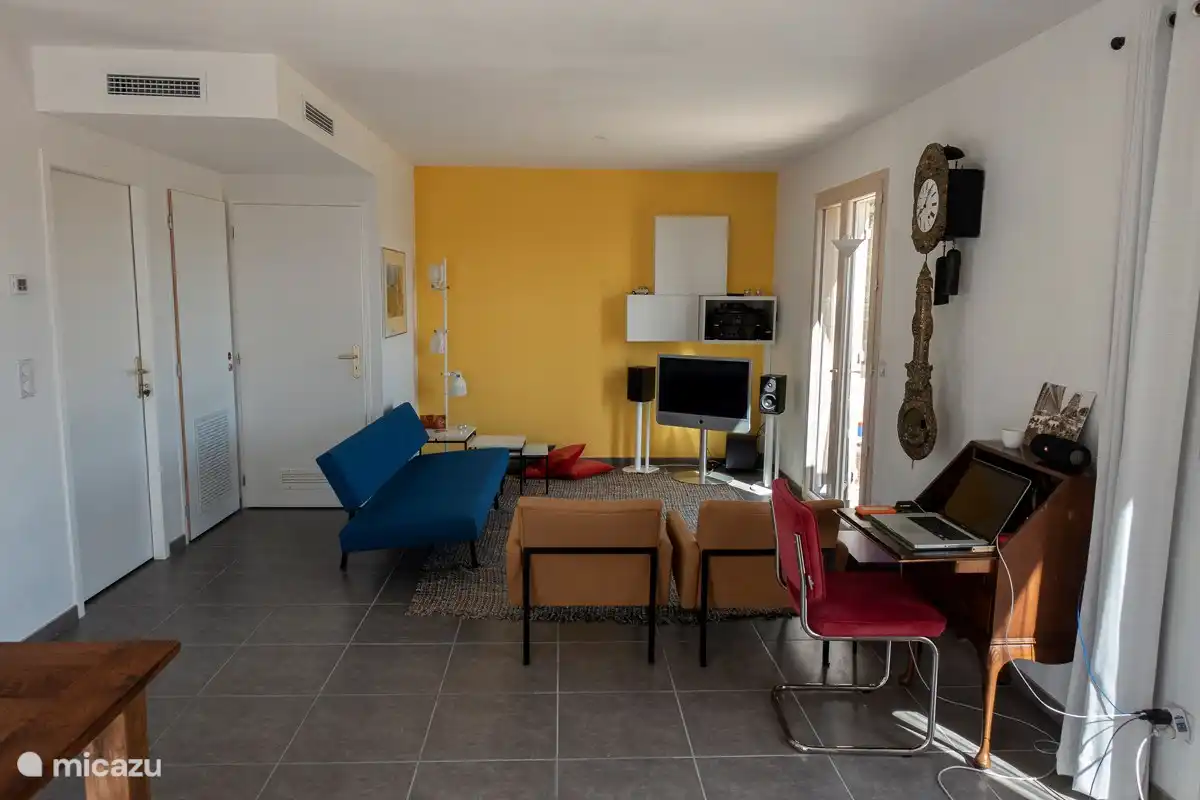 De zithoek met een secretaire, een heerlijk plekje om te werken.