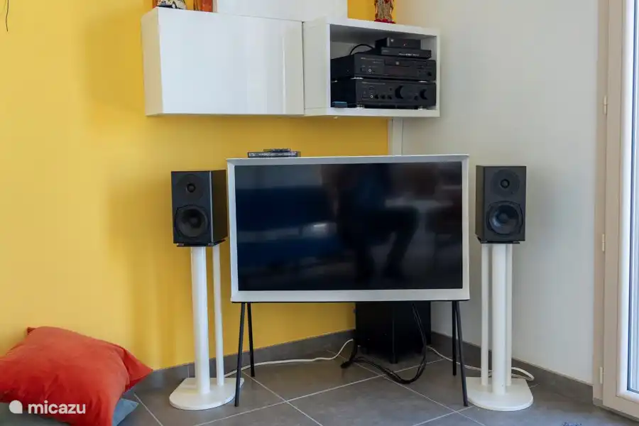 een complete media set in de woonkamer, Nederlandse TV, chromecast, CD/DVD, 