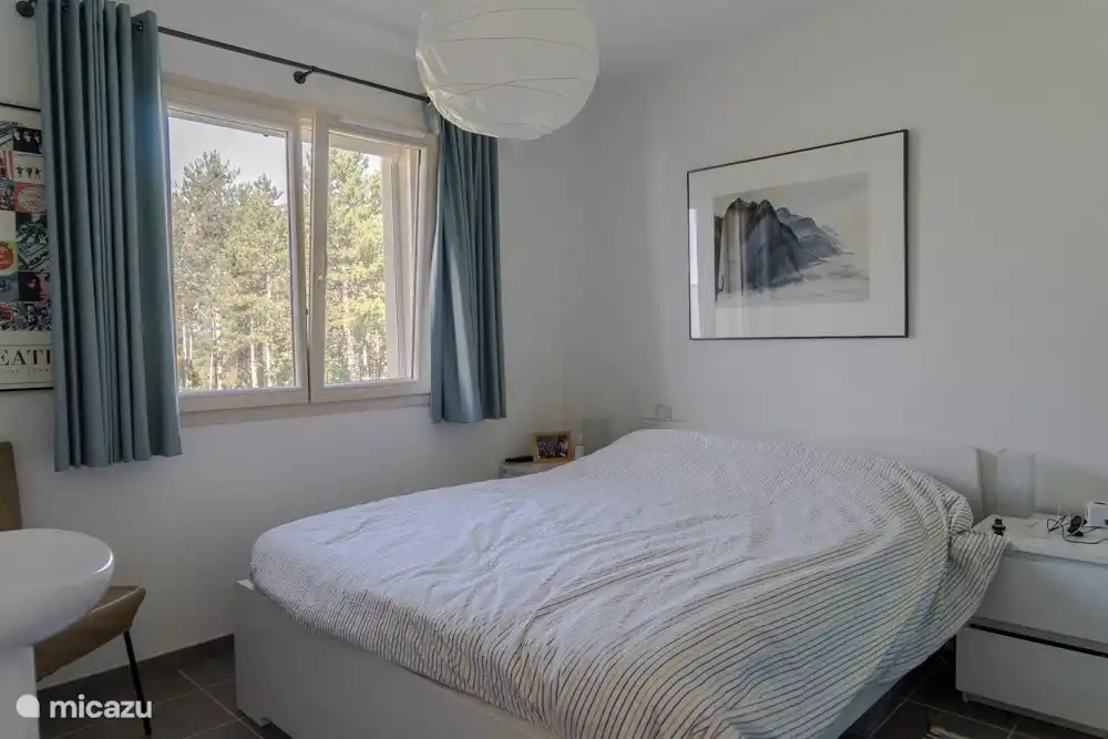 Slaapkamer 1 met wastafel, ruime kast. Bed 160 x 200 ( 1 matras). Er is ruim voldoende beddengoed in huis.