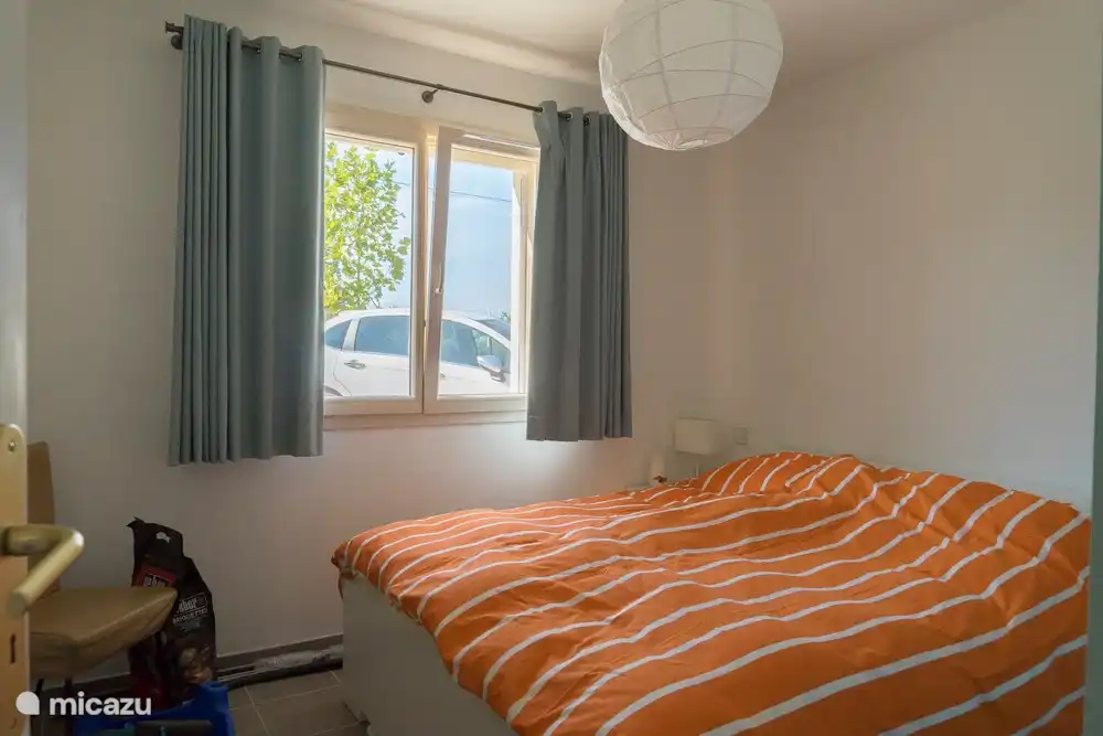 Slaapkamer 2 met lits-jumeaux 160 x 200. Ook voorzien van een ruime kast .