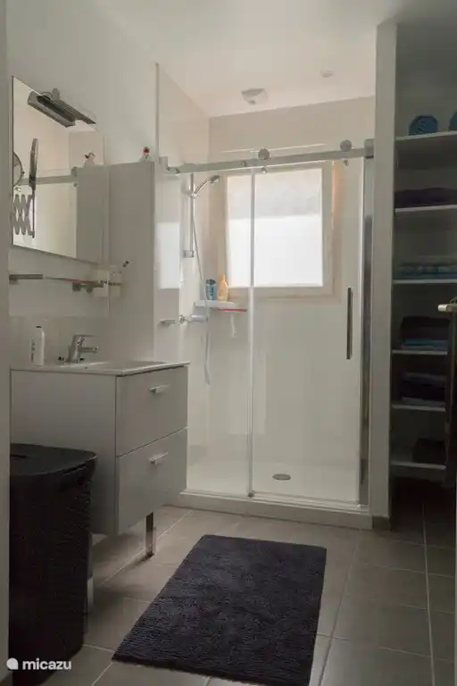 Badkamer. Handdoeken zijn in ruime mate aanwezig.