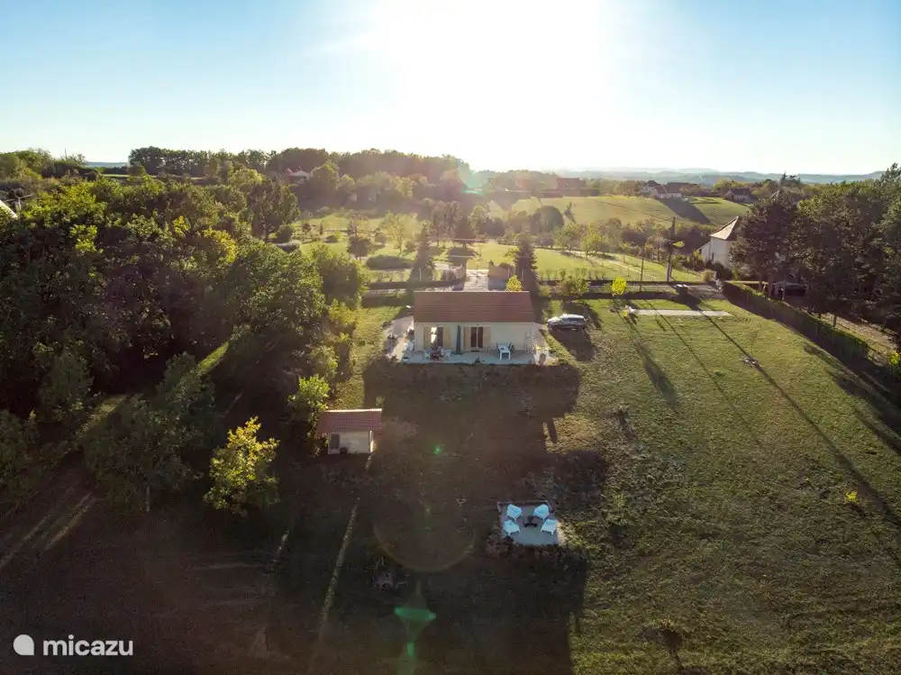 Totaal overzicht van het huis, schuur, tuin enz.