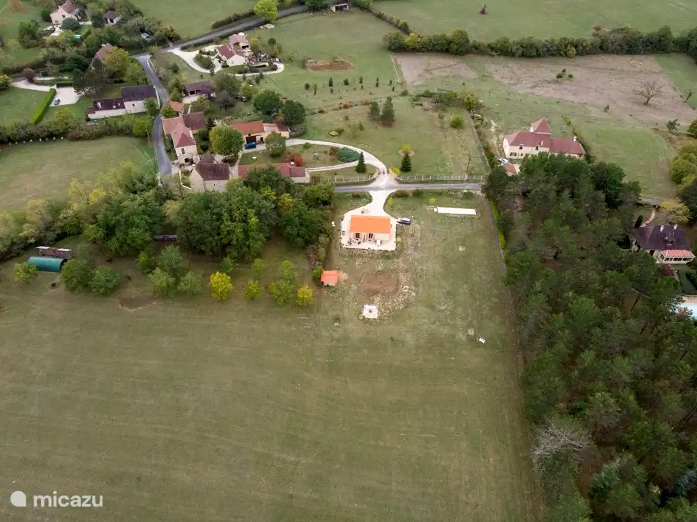 Het huis en de omgeving.