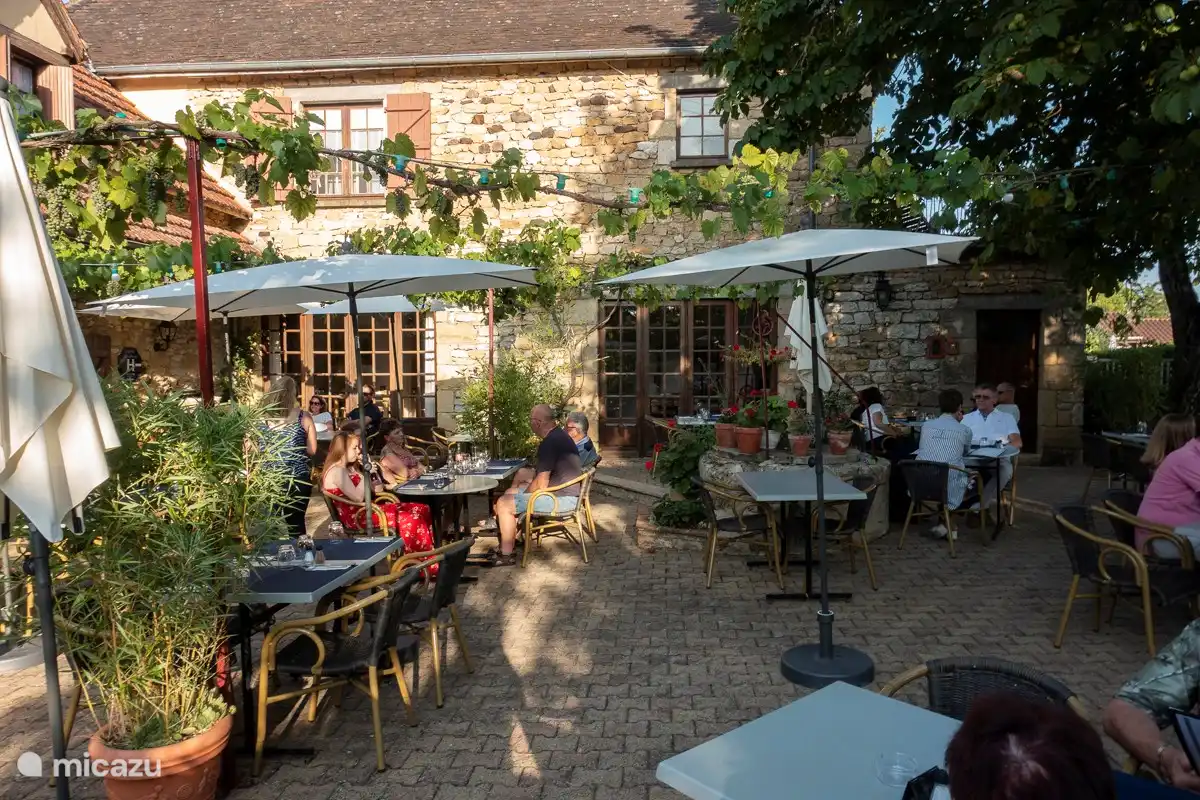 Tijdens een verblijf in ons mooie dorp mag je dit geweldige terras niet missen. Prima eten en een heerlijke sfeer.