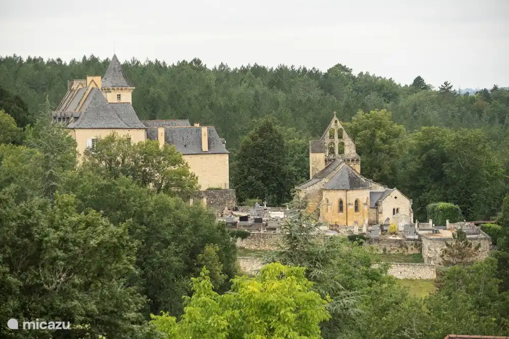 Kerkje en Kasteel van Nadaillac de Rouge.