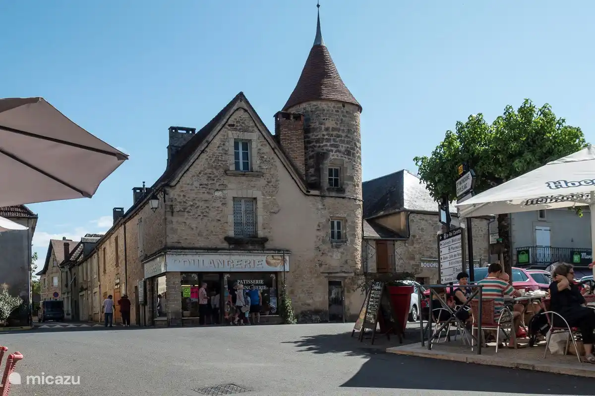 De bakker in St Julien de Lampon. De lekkerste croissants van de Dordogne, ook volgens de Fransen. Daar tegenover een gezellig terras voor de cappuccino. Even mooie start van de dag.