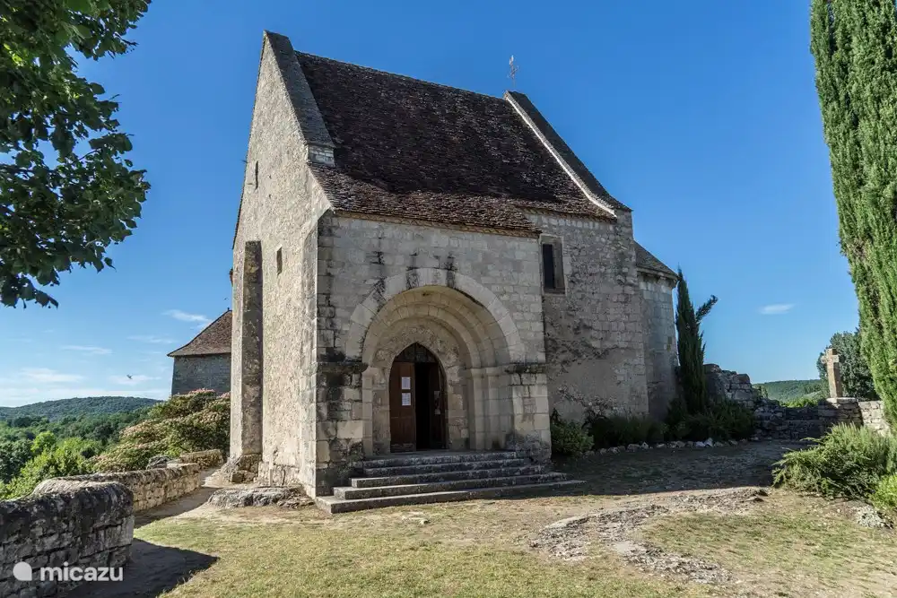 Het kerkje van Creysse. In het dorp een prachtig terras voor een goede lunch