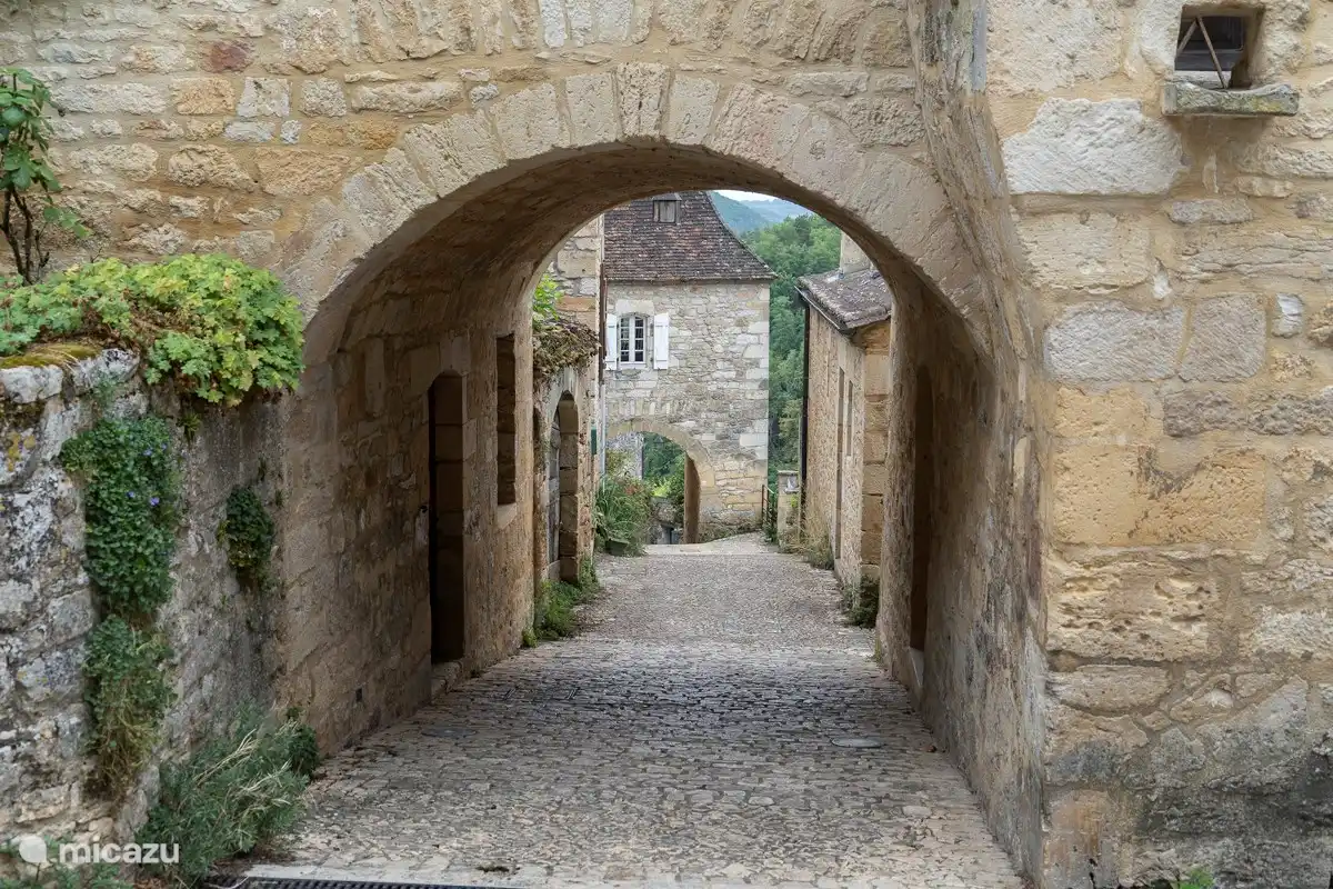 Castelnaud-la-Chapelle. Een mooie stad aan de Dordogne met een schitterend kasteel. Dit is één van de doorkijkjes
