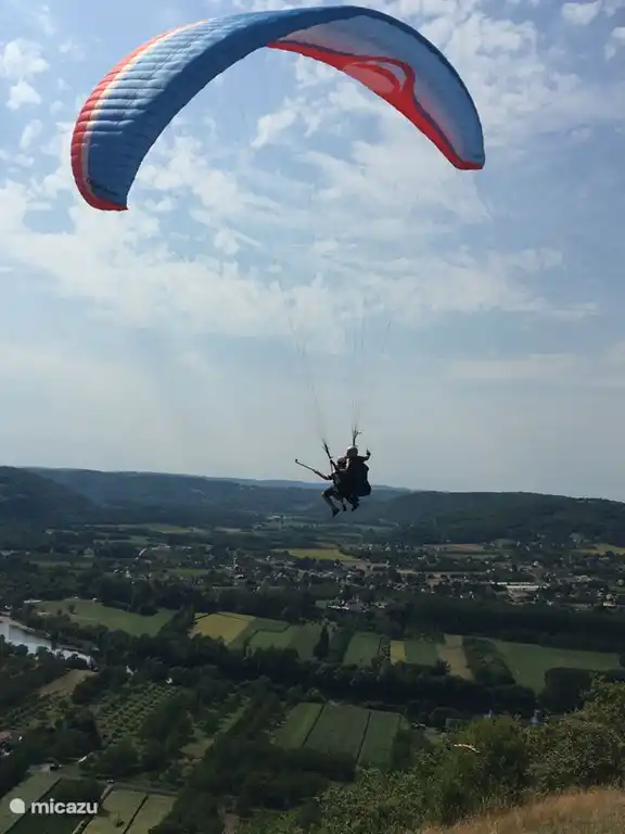 Paragliden van de berg in Le Roc. Je kan ze zien vliegen vanaf ons terras.