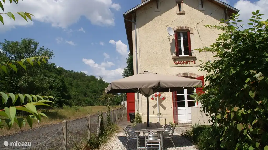 Geniet van een wijntje of barbecue op het terras