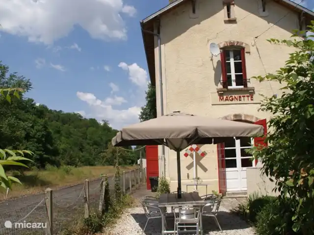 La Gare de Magnette | France, Allier, Magnette - maison de vacances Dégustez un verre de vin ou un barbecue sur la terrasse