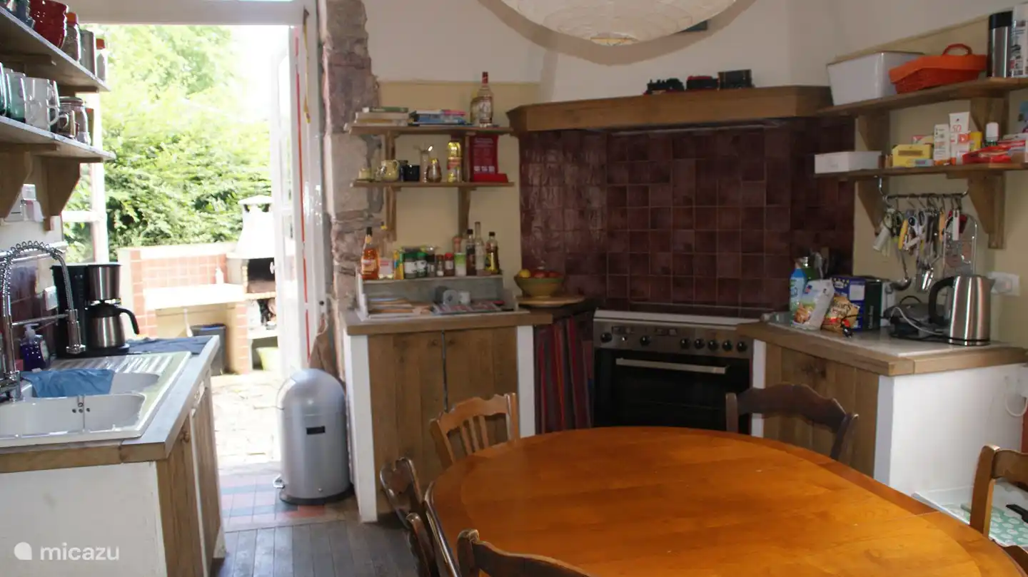 De klassieke keuken biedt alle benodigheden 