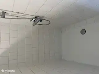 Ruime douche in badkamer boven