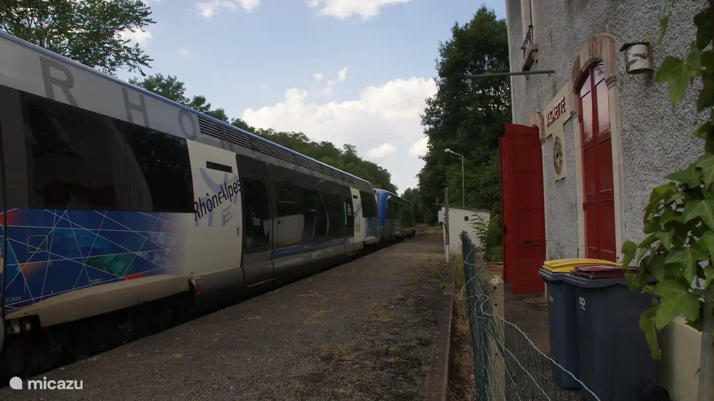 Soms komt er een treintje langs. U kunt zo instappen aan de achterkant van het station. In de zomermaanden minder. 