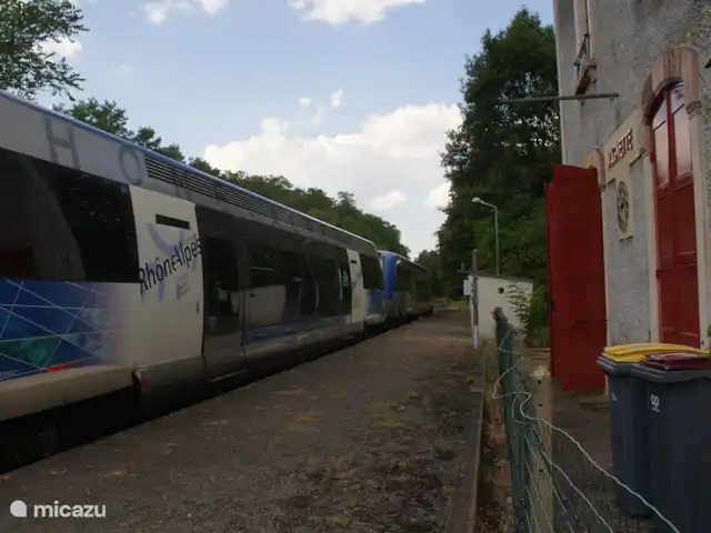 La Gare de Magnette | France, Allier, Magnette - maison de vacances Parfois un train passe. Vous pouvez embarquer à l'arrière de la gare. Moins pendant les mois d'été.