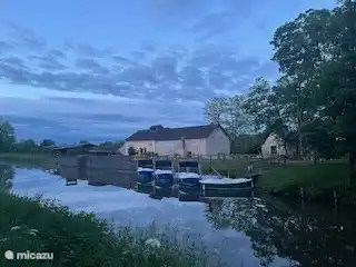 Je kunt overdag deze leuke elektrische bootjes huren naast La Gare de Magnette!