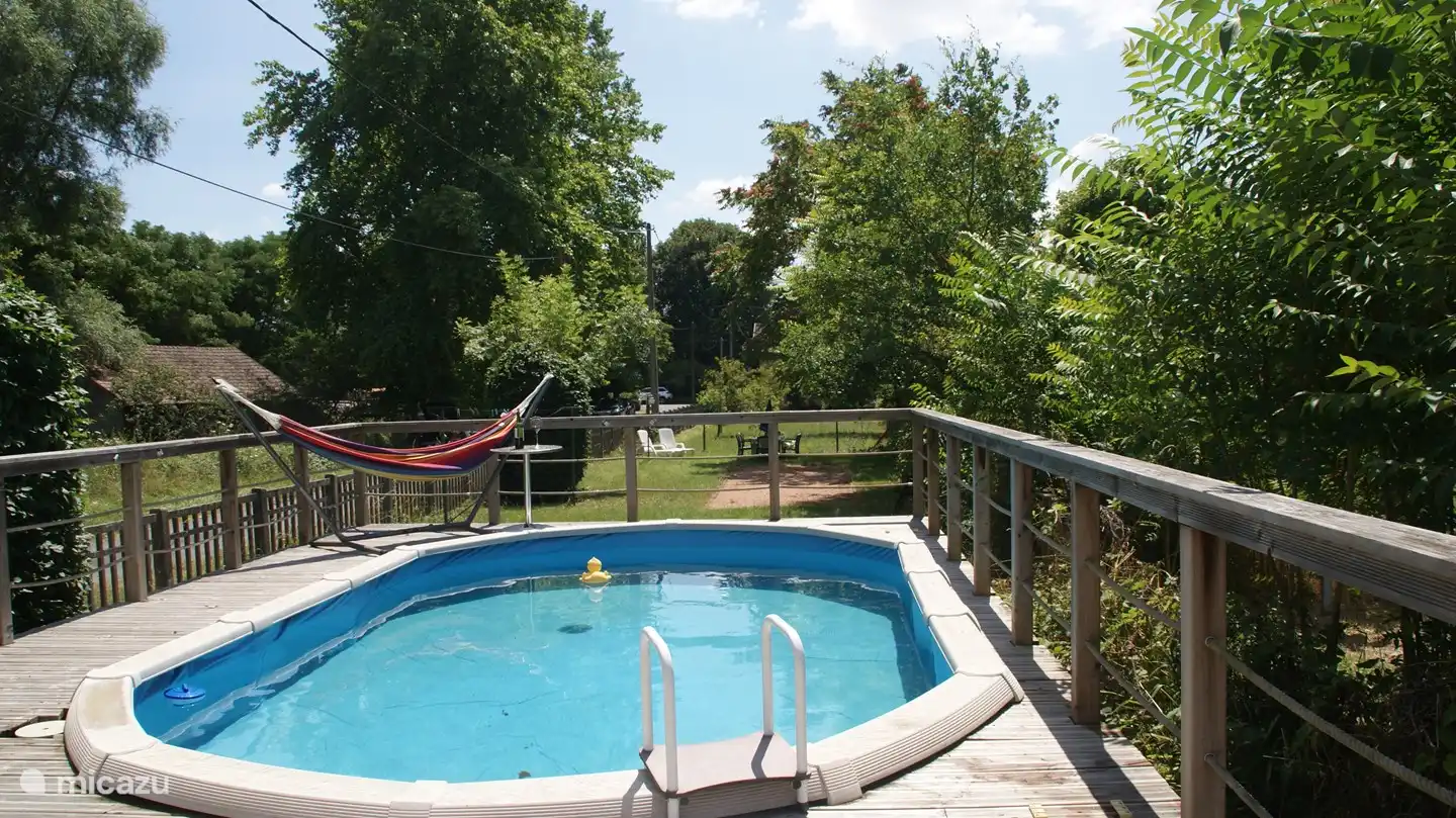 Zwembad met achter in de tuin een tweede terras met jeu-de boulesbaan.