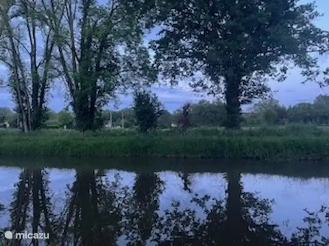 La Gare de Magnette | France, Allier, Magnette - maison de vacances Le Canal de Berry qui passe derrière la maison à la tombée de la nuit.