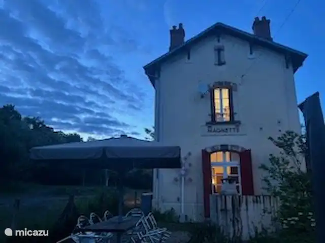 La Gare de Magnette | France, Allier, Magnette - maison de vacances La Gare au crépuscule