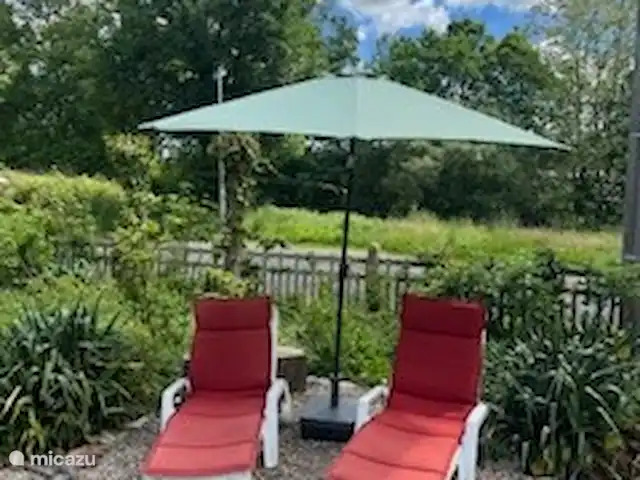 La Gare de Magnette | France, Allier, Magnette - maison de vacances Deux chaises longues sous parasol dans un jardin spacieux