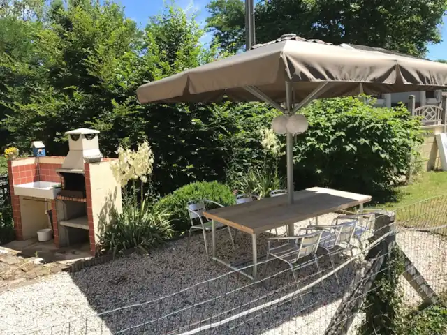 La Gare de Magnette | France, Allier, Magnette - maison de vacances Faire un barbecue à l’extérieur et manger à l’ombre autour d’une longue table : deux ingrédients pour une ambiance ensoleillée.