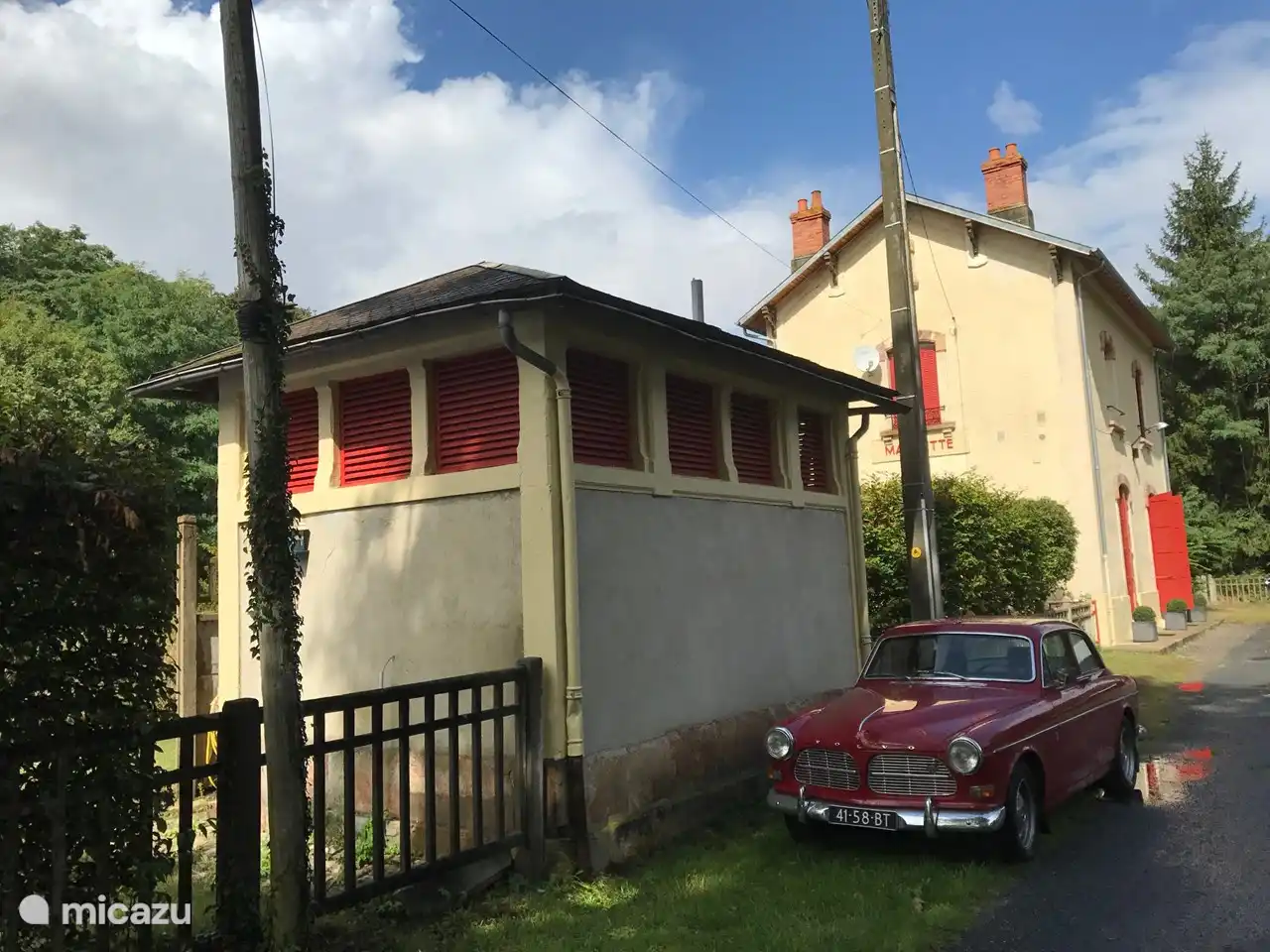 Naast station, tuinhuis en tuin heeft u de beschikking over ruime parkeergelegenheid. Bon voyage!