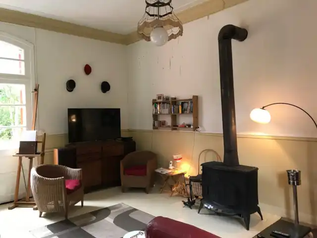 La Gare de Magnette | France, Allier, Magnette - maison de vacances L'ancienne gare se reconnaît à divers bibelots, mais le luxe moderne ne manque pas.