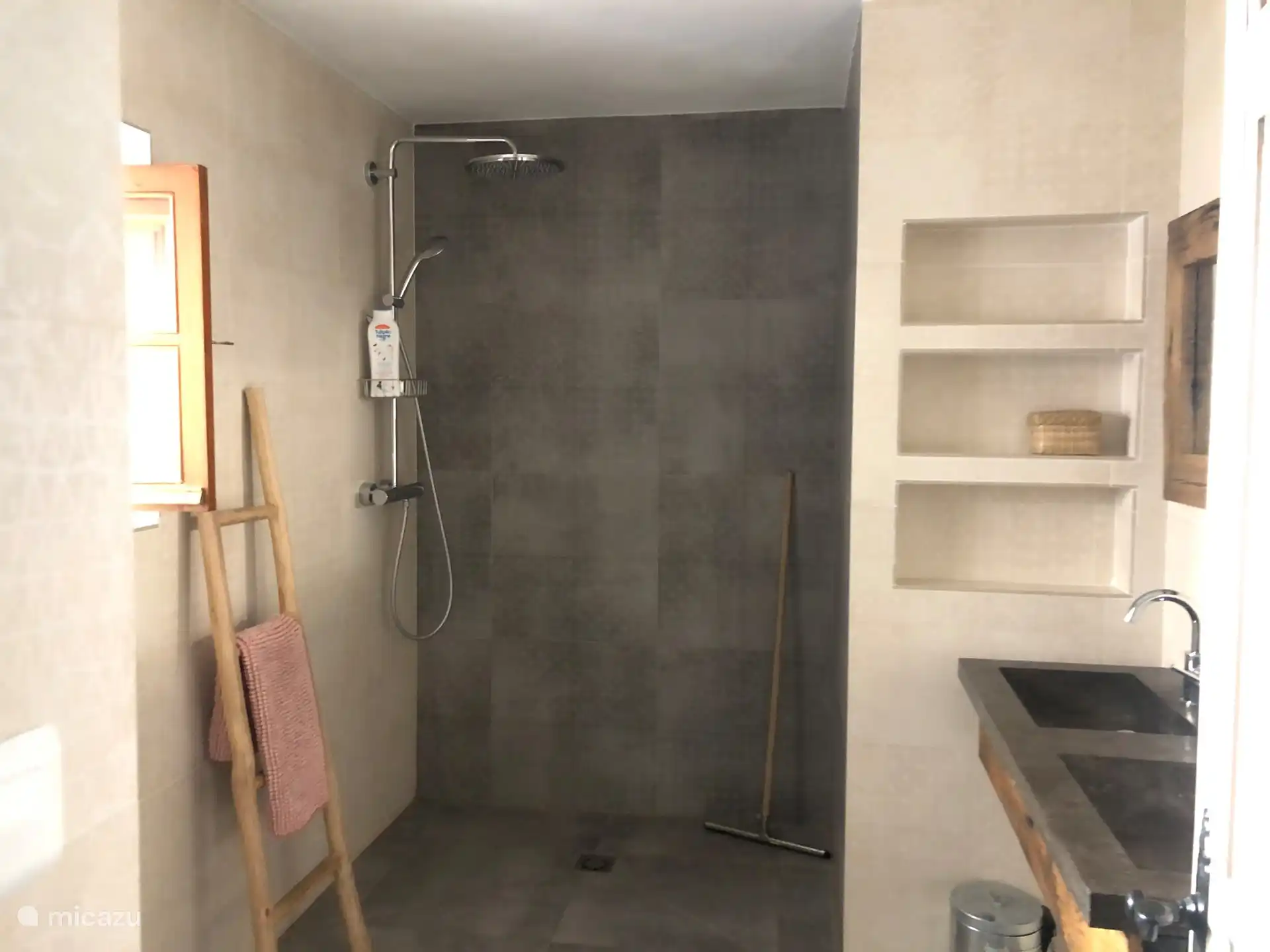 Neem na een warme dag een frisse regendouche! 