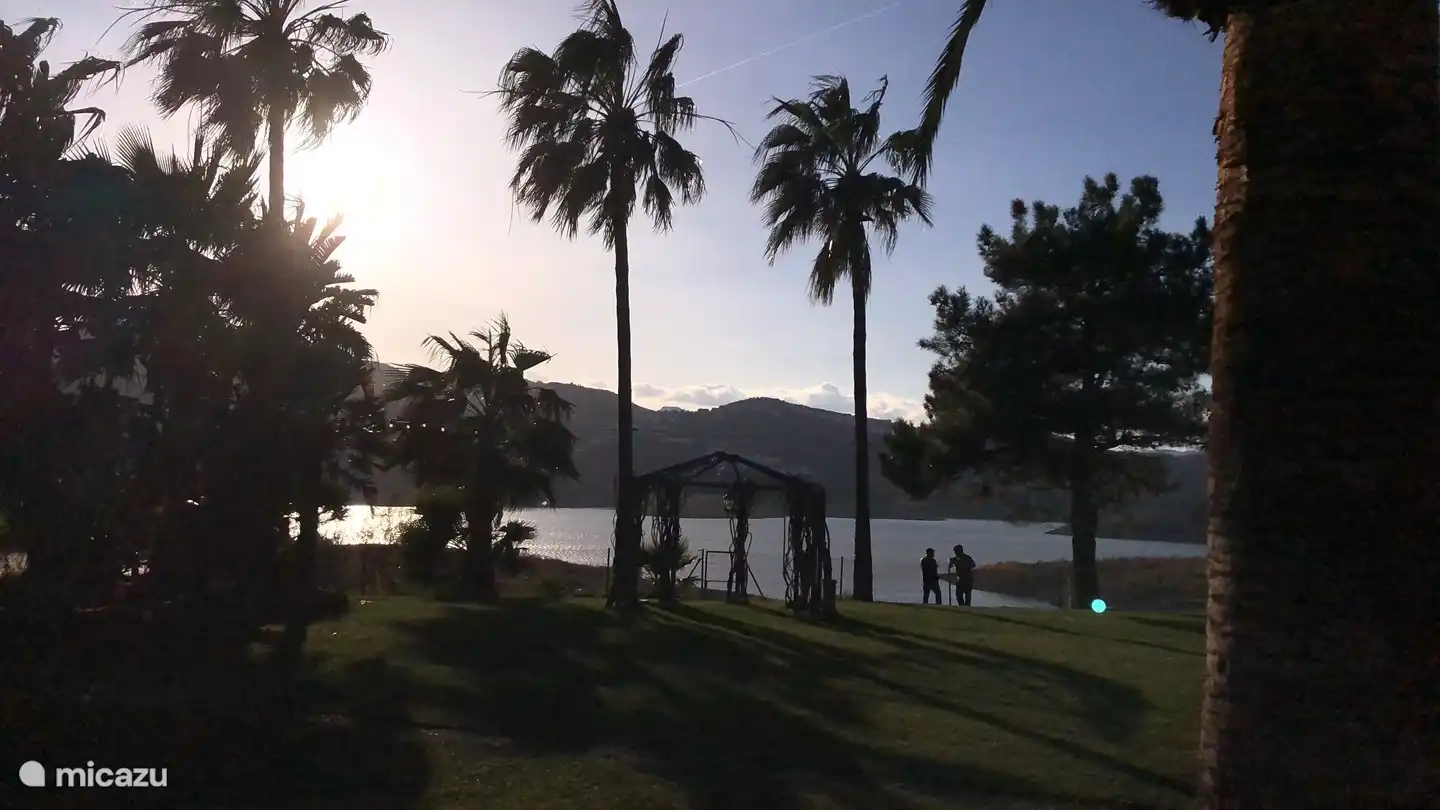 Het meer van Vinuela is prachtig en om de hoek! Bij hotel Vinuela kun je heerlijk eten met uitzicht op het meer.