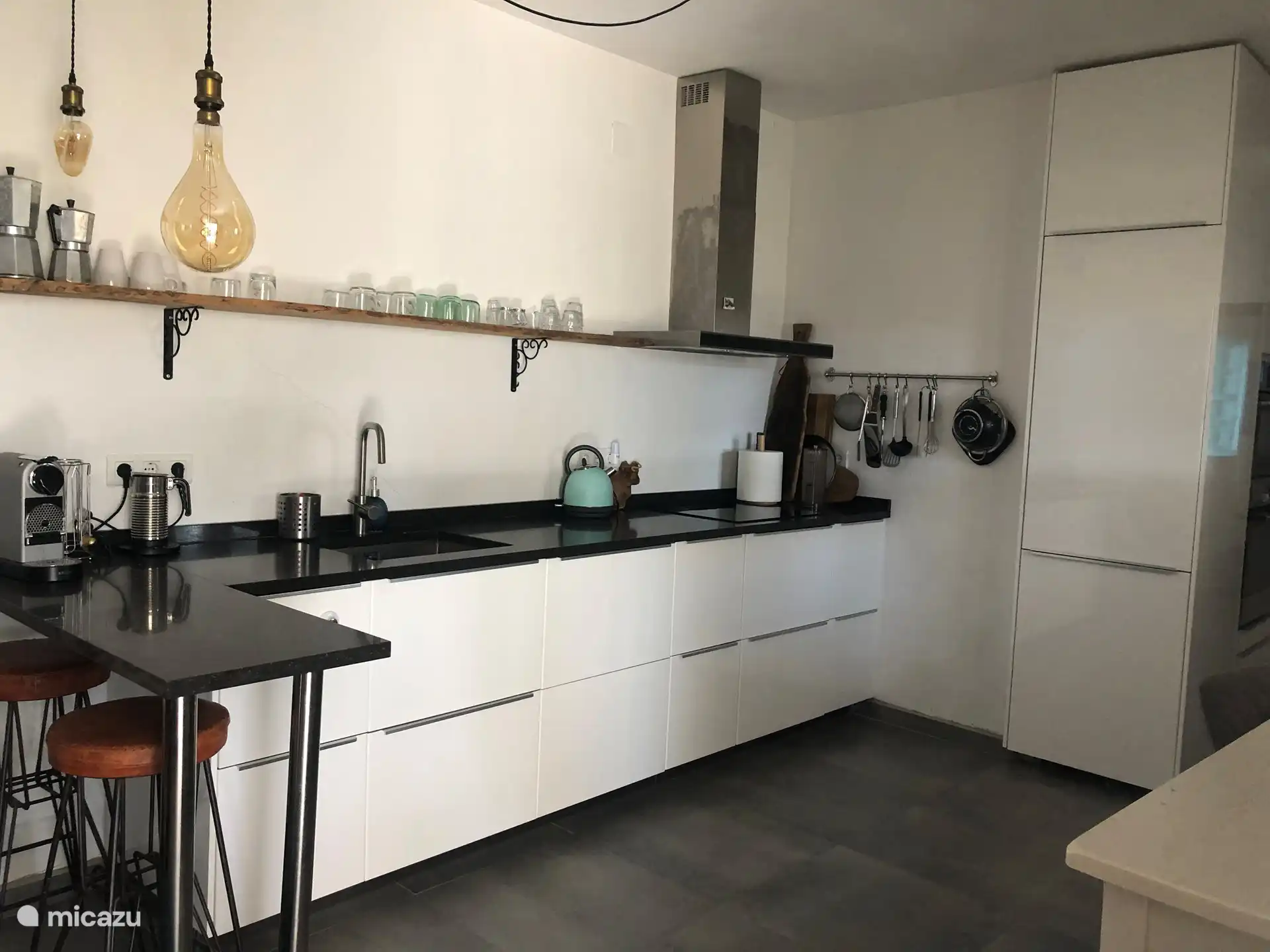 Samen kokkerellen in de goed uitgeruste keuken met 2 ovens en magnetron.