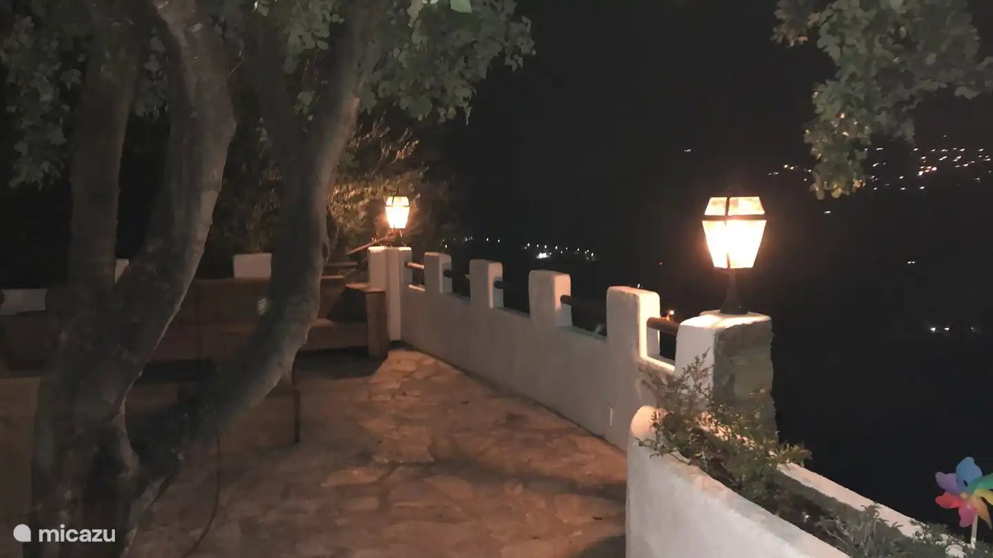 In de avond een drankje op het terras met sprookjesachtig uitzicht!