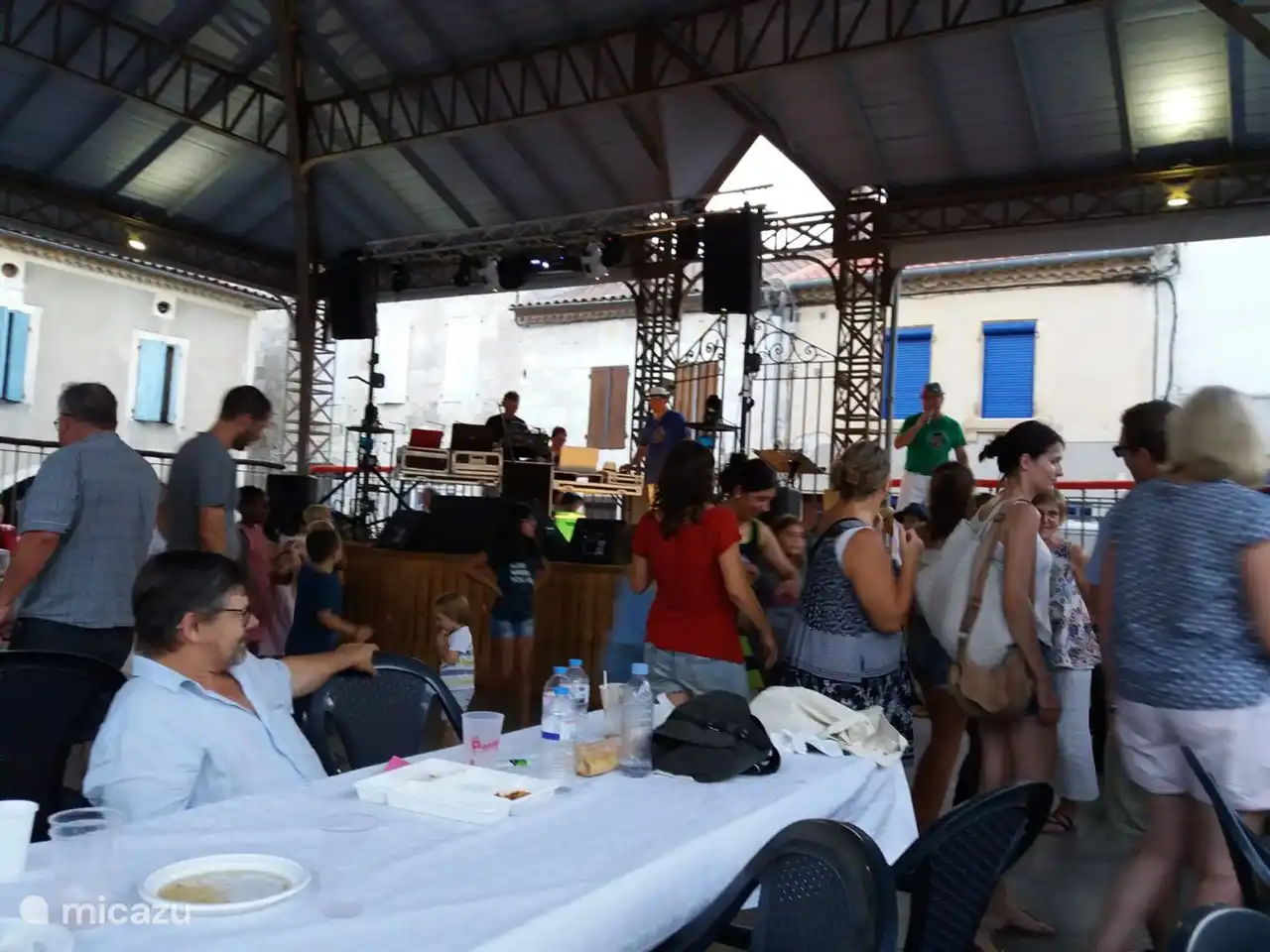 Nachtmärkte mit Musik und Restaurants