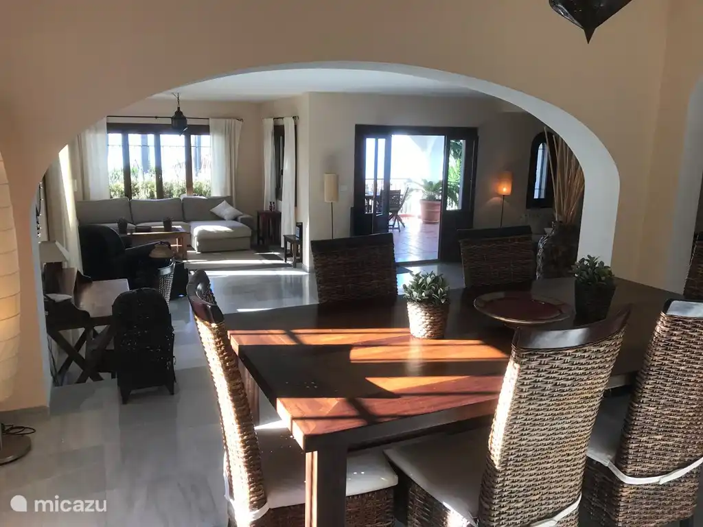 Großes Wohnzimmer mit verschiedenen Sitzbereichen und Essbereichen