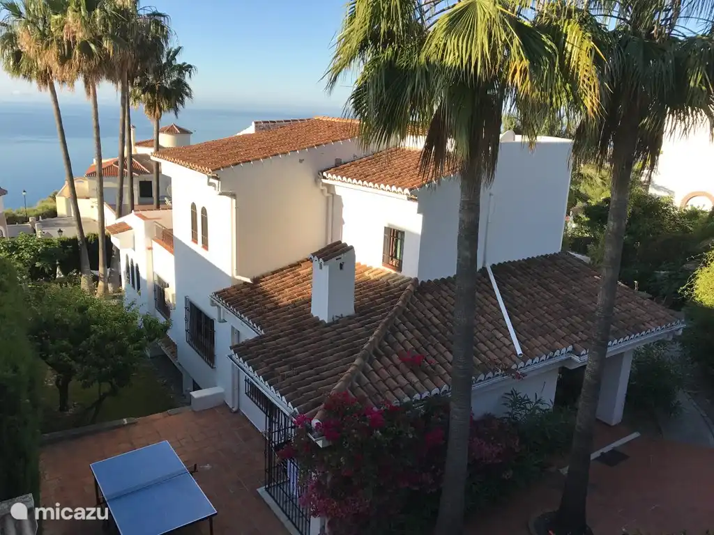 Die Villa von oben mit Tennistisch