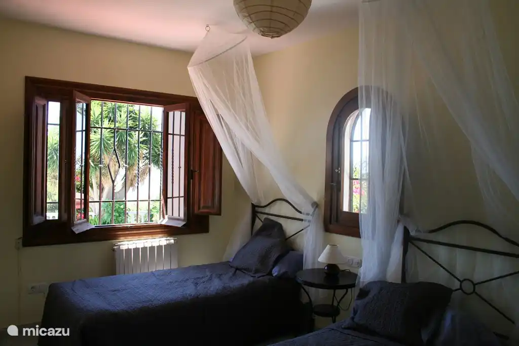 Das Schlafzimmer im Erdgeschoss mit Klimaanlage und eigenem Bad