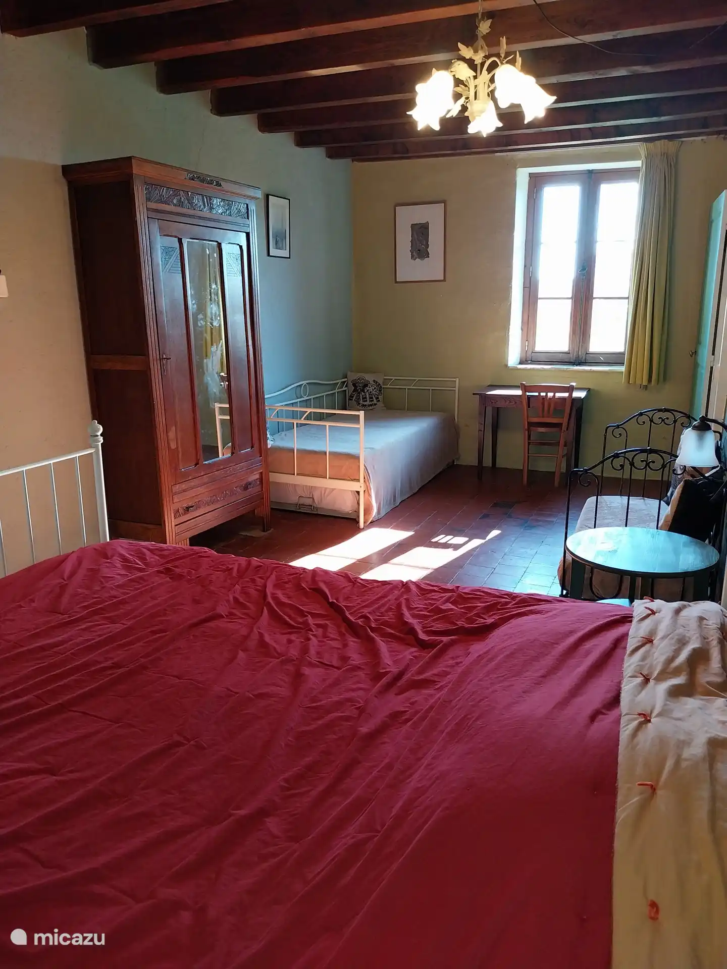 Extra slaapplek plus babybedje