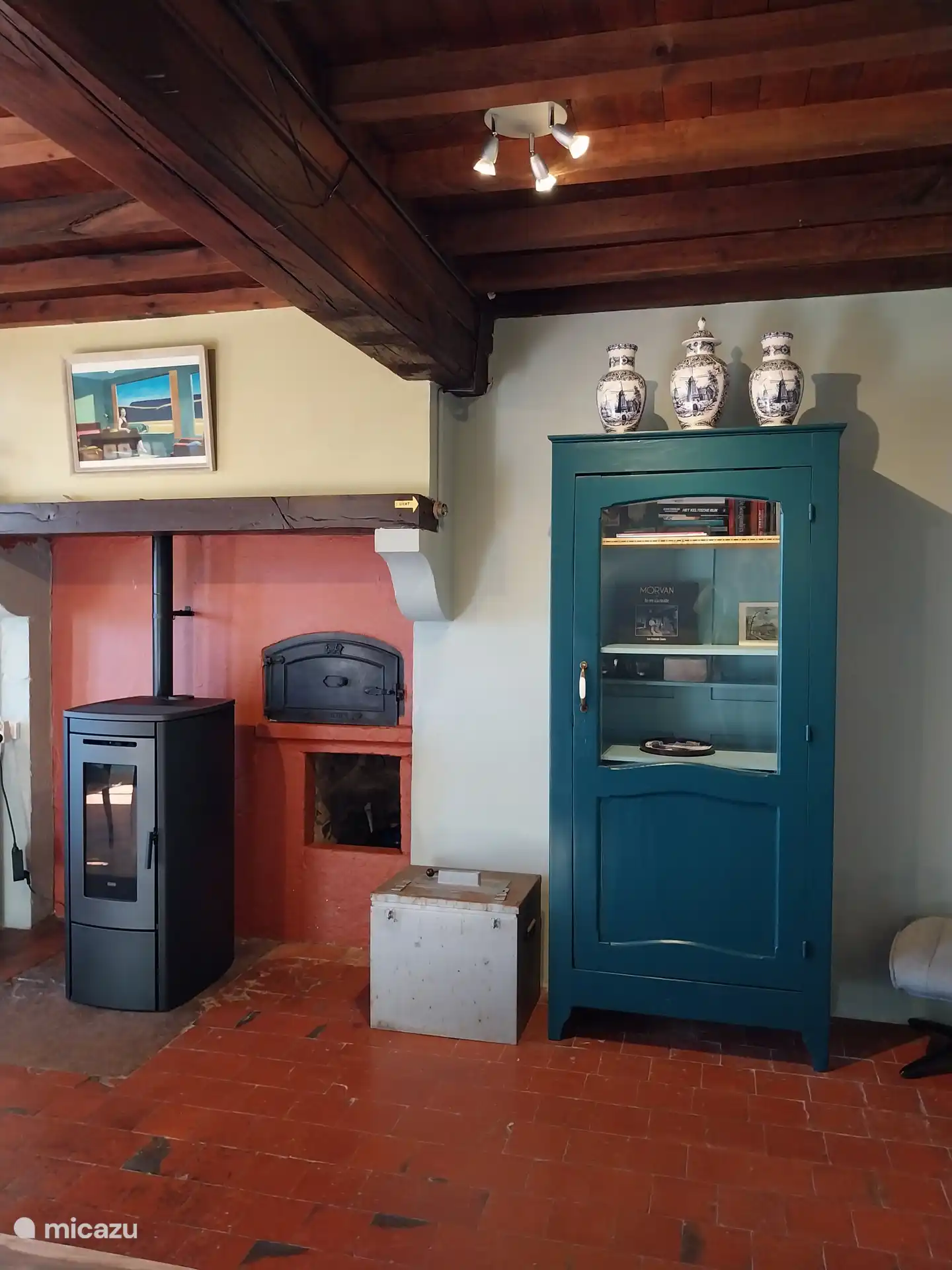 Pelletkachel en kast met extra opbergruimte