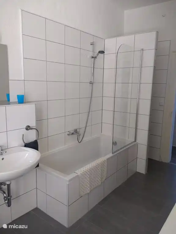 Dusche mit Thermostathahn.