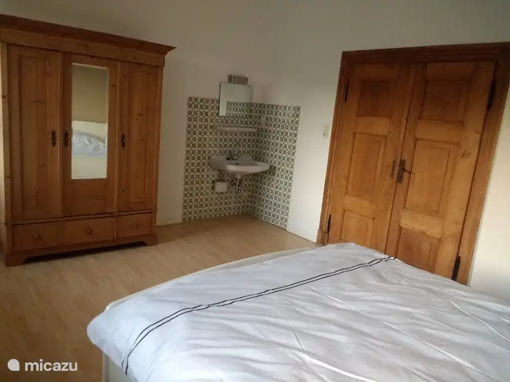 Das Doppelzimmer verfügt über einen geräumigen Kleiderschrank und ein Waschbecken.