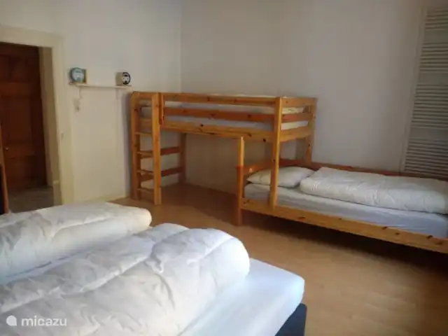Location de Vacances Allemagne, Sauerland, Siedlinghausen - Winterberg, appartement - Jagdschloss Siedlinghausen 1 Chambre spacieuse avec 2 lits simples et un lit superposé.