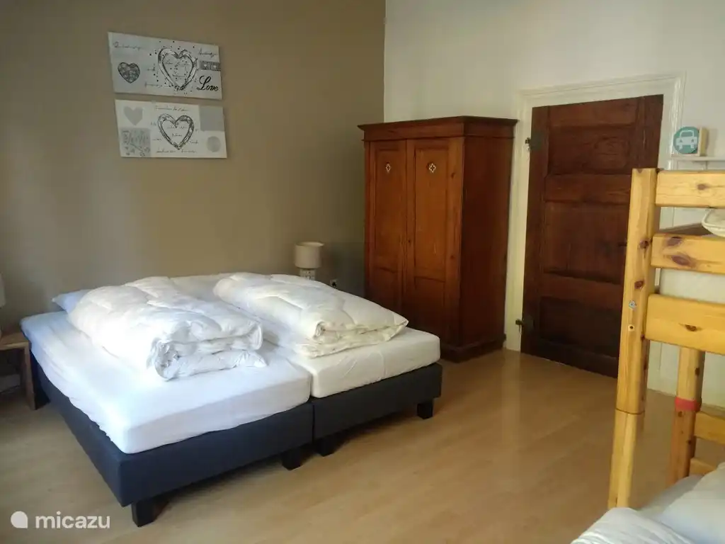 Das Schlafzimmer für 4 Personen hat auch einen Kleiderschrank.