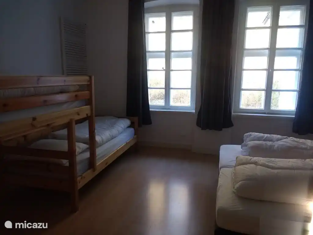 Das Schlafzimmer hat Verdunklungsvorhänge.