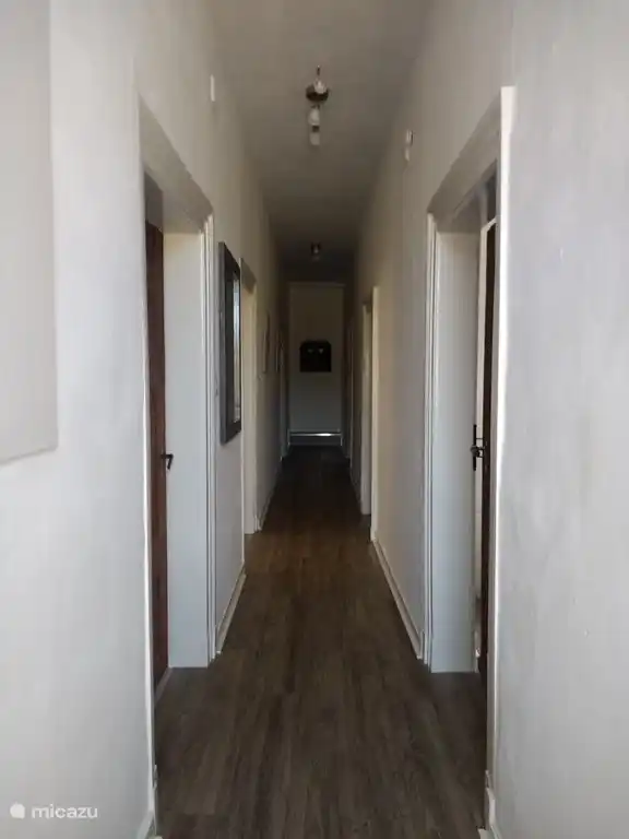 Der Flur: Bad, Küche, Schlafzimmer links. Rechtes Wohnzimmer, Esszimmer, Schlafzimmer.