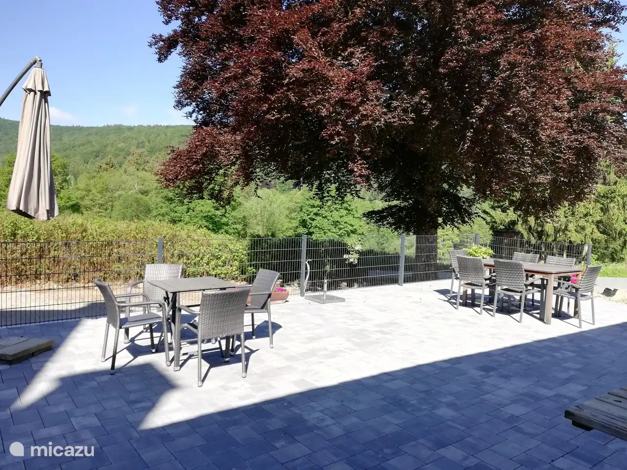 Vor dem Haus befindet sich eine große Terrasse.