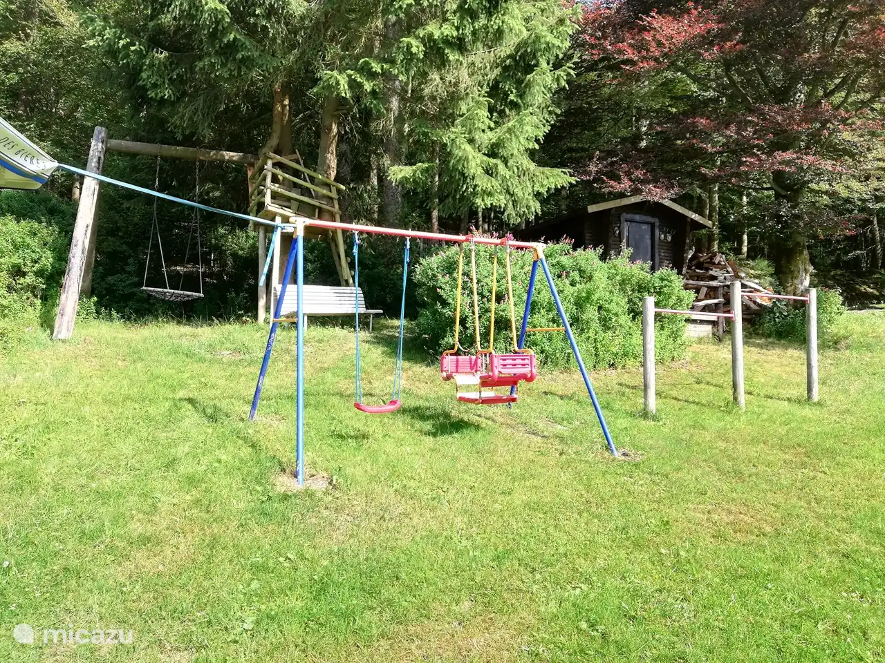Die Kinder können im großen Garten, der an den Wald grenzt, spielen.