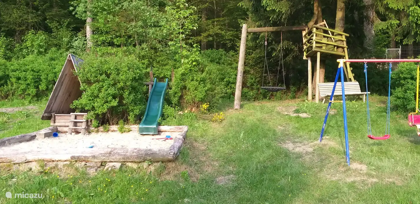 Für die Kinder gibt es einen Sandkasten, Spielgeräte, ein Baumhaus, ein Trampolin usw.