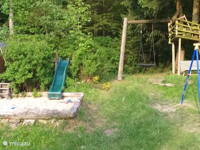 Location de Vacances Allemagne, Sauerland, Siedlinghausen - Winterberg, appartement - Jagdschloss Siedlinghausen 1 Pour les enfants, il y a un bac à sable, des équipements de jeux, une cabane dans les arbres, un trampoline, etc.