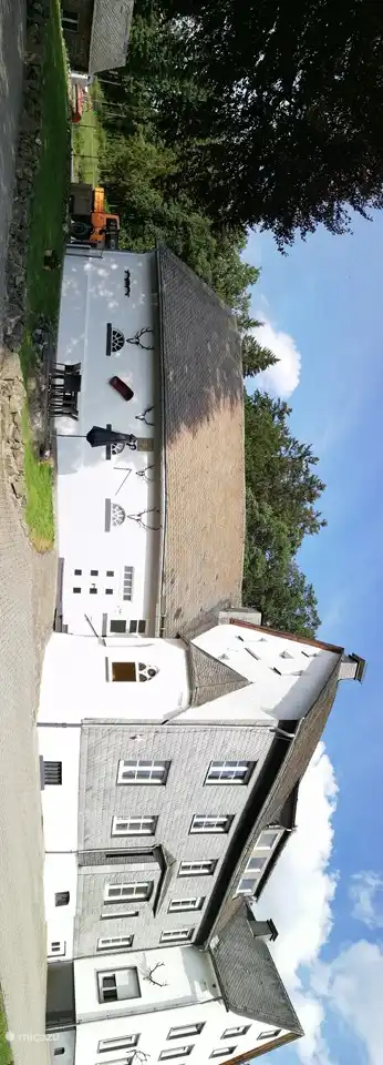 Das Jagdschloss: Links die Scheune, in der Mitte (mit dem besonderen Erkerfenster) die Wohnungen und rechts das Vorderhaus.