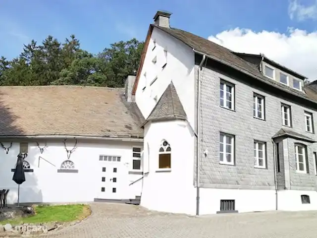 Location de Vacances Allemagne, Sauerland, Siedlinghausen - Winterberg, appartement - Jagdschloss Siedlinghausen 1 Le Jagdschloss : à gauche la grange, au milieu (avec la baie vitrée spéciale) se trouvent les appartements et à droite la maison de devant.